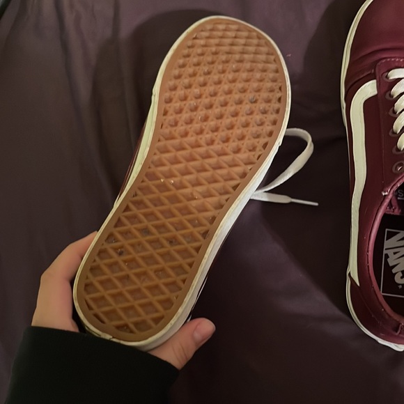 I am selling new vans size 8/5 only worn 3 times and is the color burgundy - Picture 5 of 6
